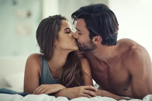 couple kissing
